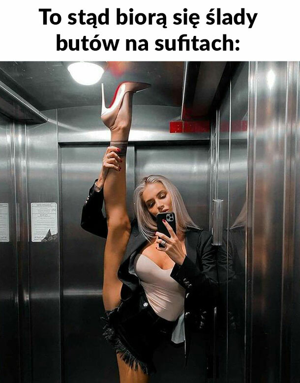 Ślady butów na suficie :D