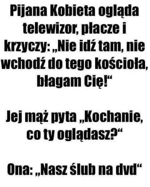 Kobieta ogląda telewizję...